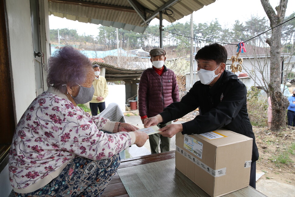 경북 성주에 사는 93살 신아무개 할머니가 1일 처음으로 코로나19 재난긴급 생활비를 받았다. 신 할머니는 이날 집으로 찾아온 선남 행정복지센터 직원으로부터 50만원짜리 상품권을 받았다. 성주군 제공