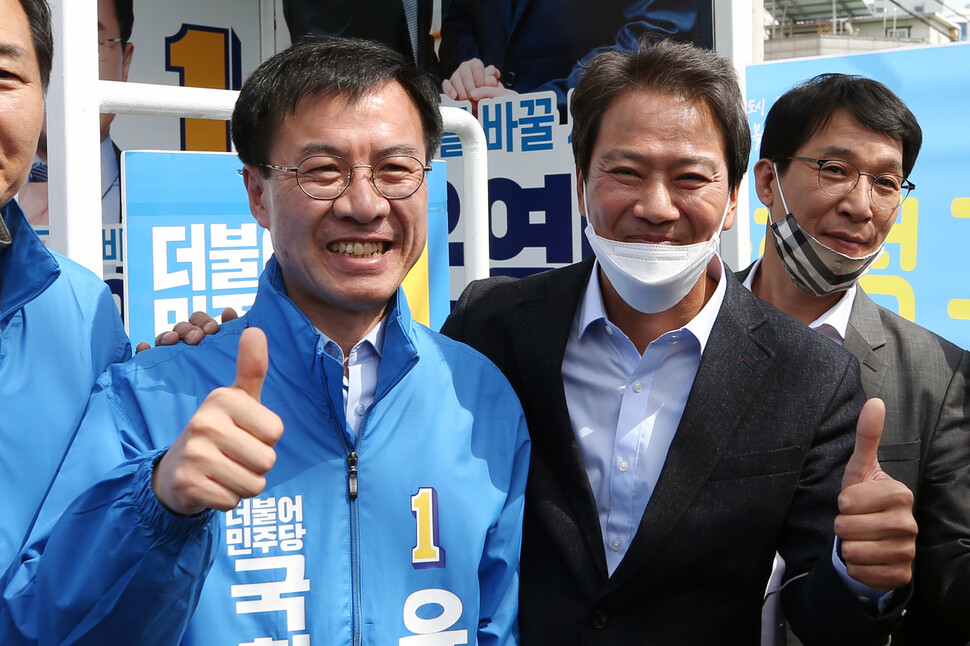 6일 오후 광주 남구 무등시장 인근에서 임종석 전 청와대 비서실장이 광주 동구남구갑 지역에 출마한 더불어민주당 윤영덕 후보에 대한 지지를 호소하고 있다. 연합뉴스