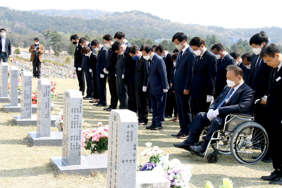 이상민(유성을), 황운하(중구), 조승래(유성갑), 박병석(서구갑), 박범계(서구을), 박영순(대덕구), 장철민(동구·앞줄 오른쪽 두번째부터) 당선자 등이 16일 대전국립현충원의 세월호 교사 묘역을 참배하고 있다. 민주당 대전시당 제공