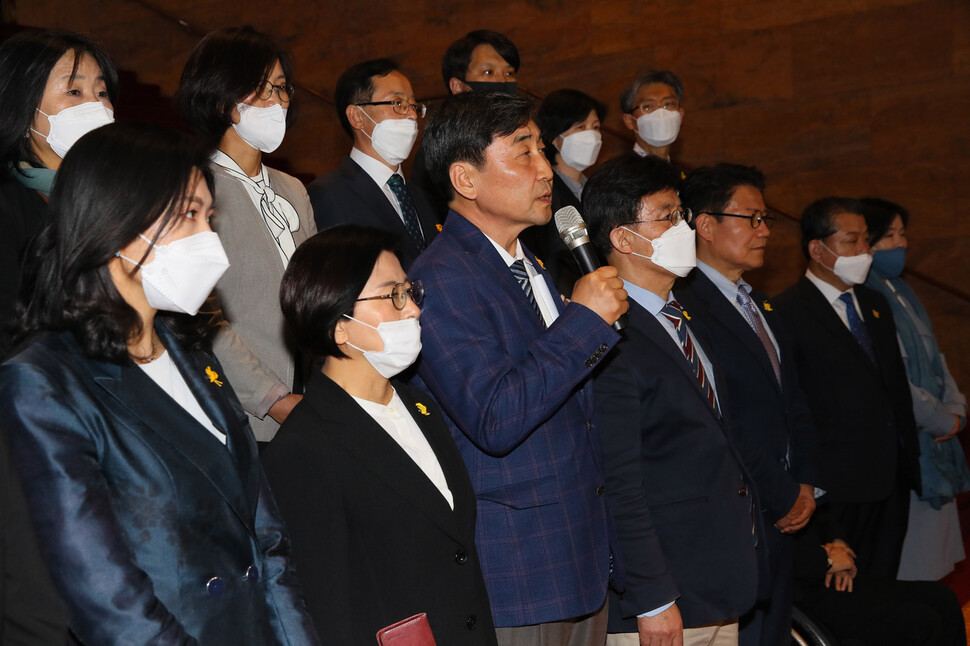 이종걸 더불어시민당 선대위원장(앞줄 왼쪽 셋째)이 16일 국회 본관 중앙홀 계단에서 비례대표 당선자들과 함께 제21대 총선 결과에 대한 입장을 발표하고 있다. 연합뉴스