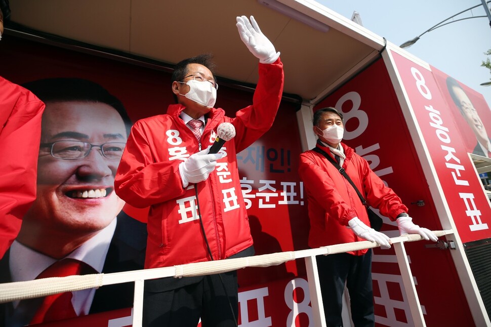 4‧15 총선 대구 수성을 무소속 홍준표 당선인이 16일 오후 대구시 수성구 두산오거리 인근에서 당선 인사를 하고 있다. 연합뉴스 4‧15 총선 대구 수성을 무소속 홍준표 당선인이 16일 오후 대구시 수성구 두산오거리 인근에서 당선 인사를 하고 있다. 연합뉴스