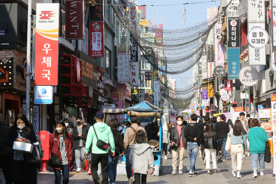 코로나 19 사태 로 사람들 의 발길 이 뚝 끊겼던 수원역 앞 매산로 테마 거리 가 경기도 재난 기본 소득 지급 과 사회적 거리 두기 완화 로 4 월 28 일 오후 사람들 의 발길 이 이어지고 있다. 수원 / 장철규 선임 기자 chang21@hani.co.kr