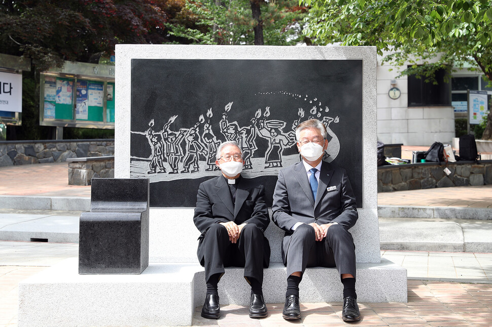 14일 오후 2시 경기도청에 설치된 오월걸상에 이재명 경기지사와 김희중 대주교가 나란히 앉아 기념촬영을 하고 있다. 경기도 제공