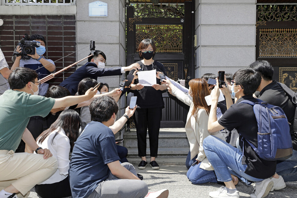 이나영 정의기억연대 이사장이 7일 오후 서울 마포구 연남동 평화의 우리집 앞에서 ‘평화의 우리집’ 소장 손영미씨의 부고에 대한 성명을 발표하고 있다. 김명진 기자 littleprince@hani.co.kr