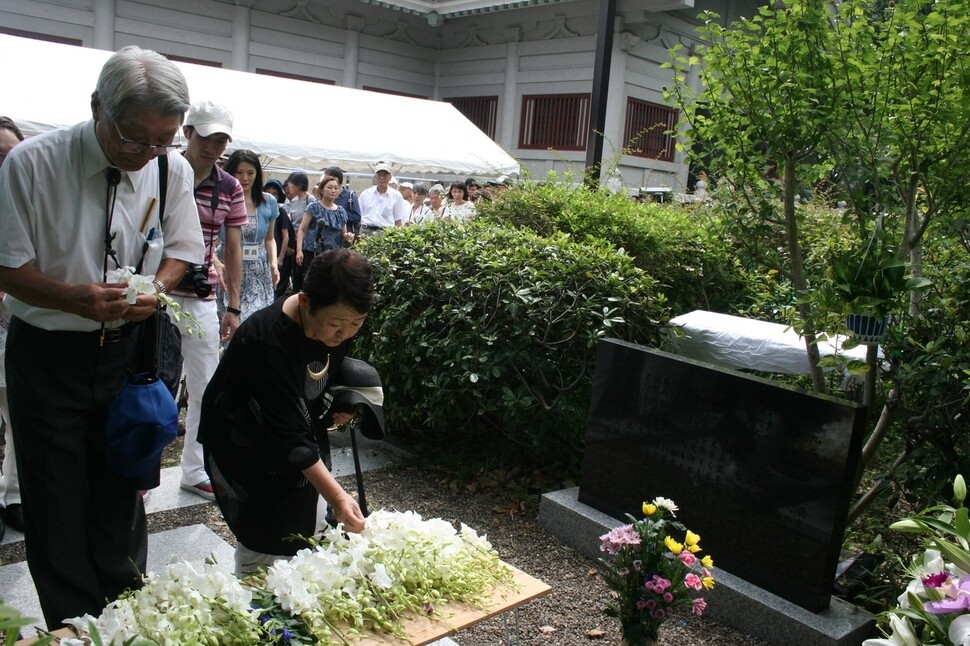 지난해 9월 1일 도쿄 스미다구 요코아미초공원에서 열린 간토대지진 조선인 학살 희생자 96주기 추도제에서 시민들이 추모비 앞에 헌화 뒤 묵념하고 있다. <한겨레> 자료 사진