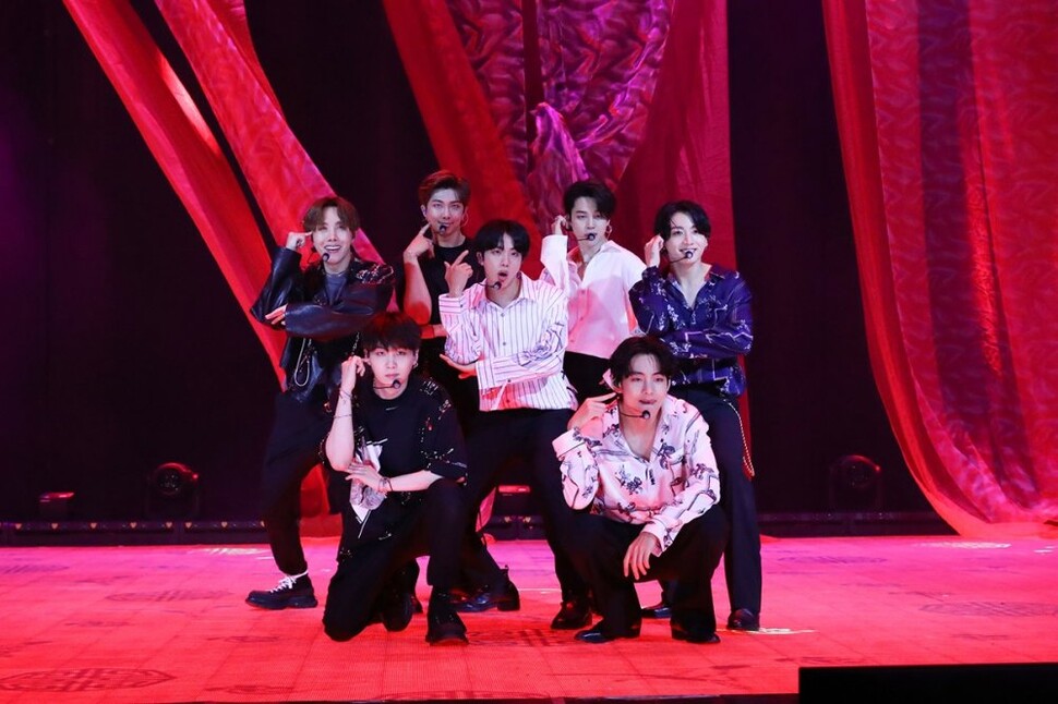 그룹 방탄소년단(BTS)이 지난 14일 유료 온라인 콘서트 “방방콘 더 라이브(The Live)”를 진행하고 있다. 이날 공연은 최고 동시 접속자 수 75만 6천600여 명을 기록했다. [빅히트엔터테인먼트 제공. ]