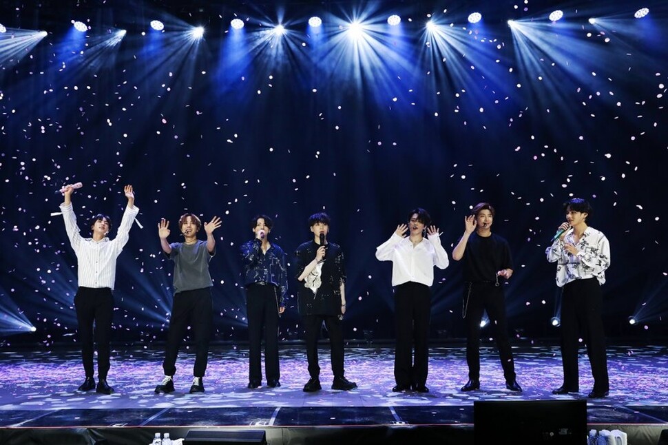 그룹 방탄소년단(BTS)이 지난 14일 유료 온라인 콘서트 “방방콘 더 라이브(The Live)”를 진행하고 있다. 이날 공연은 최고 동시 접속자 수 75만 6천600여 명을 기록했다. [빅히트엔터테인먼트 제공]