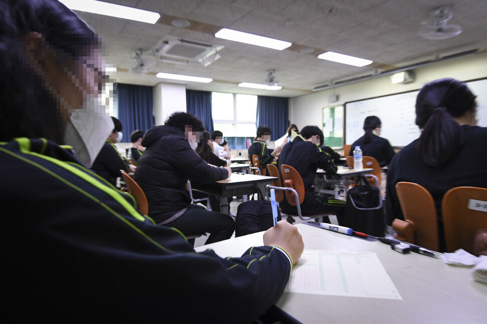 지난 18일 오전 서울 상암고에서 학생들이 한국교육과정평가원이 주관하는 대학수학능력시험 모의평가 시험을 준비하고 있다. 연합뉴스