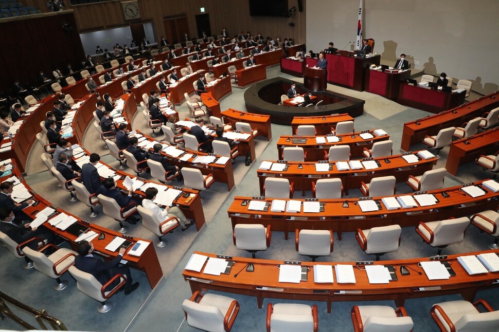 홍남기 경제부총리가 30일 국회에서 열린 예산결산특별위원회 전체회의에서 미래통합당이 불참한 가운데 3차 추경안의 제안설명을 하고 있다. 강창광 선임기자 chang@hani.co.kr