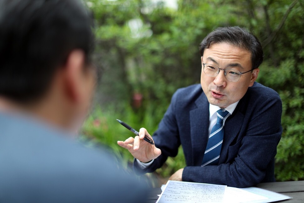 광주교도소에 수감 중인 한은상씨를 대리해 한명숙 전 국무총리 수사팀 전원에 대한 감찰 및 수사 의뢰서를 대검찰청 감찰부장에게 제출한 신장식 변호사가 29일 &lt;한겨레&gt;와 한 인터뷰에서 한은상씨가 검찰의 ‘모해위증교사’를 받은 의혹을 설명하고 있다. 김봉규 선임기자 bong9@hani.co.kr