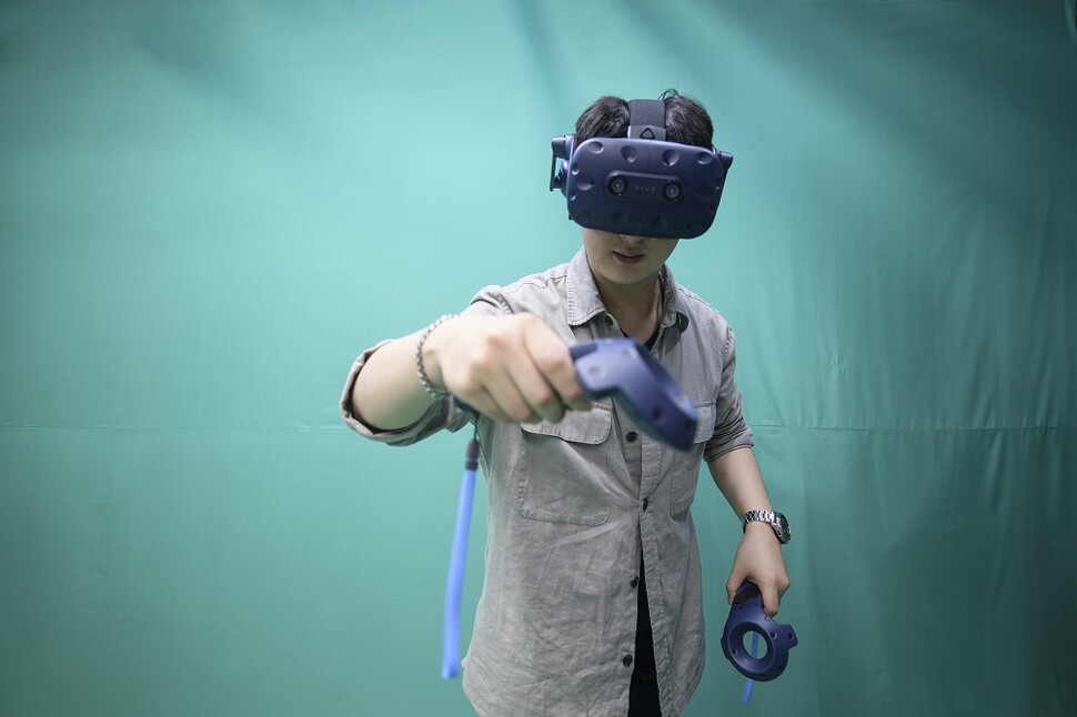 이재혁 VR 아티스트의 작품은 어떠한 주제를 가지고 있는 오브제가 아닌 ‘공간’ 자체가 스토리가 된다. 하나의 공간에 메시지를 입히고 관객들이 이를 찾아낼 수 있게 한다. 그는 하나의 세상을 만들어내는, 상상 그 이상의 예술을 창작한다. 사진 오계옥