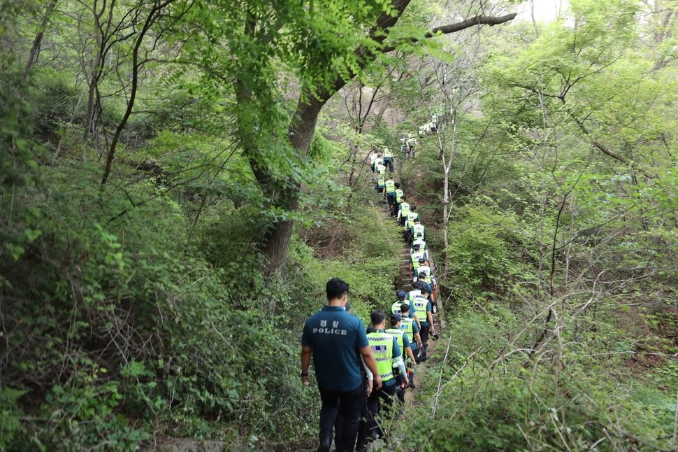 박원순 서울시장의 실종 신고가 경찰에 접수된 9일 오후 경찰이 서울 성북구 성북동 정법사 부근을 수색하고 있다. 이종근 기자