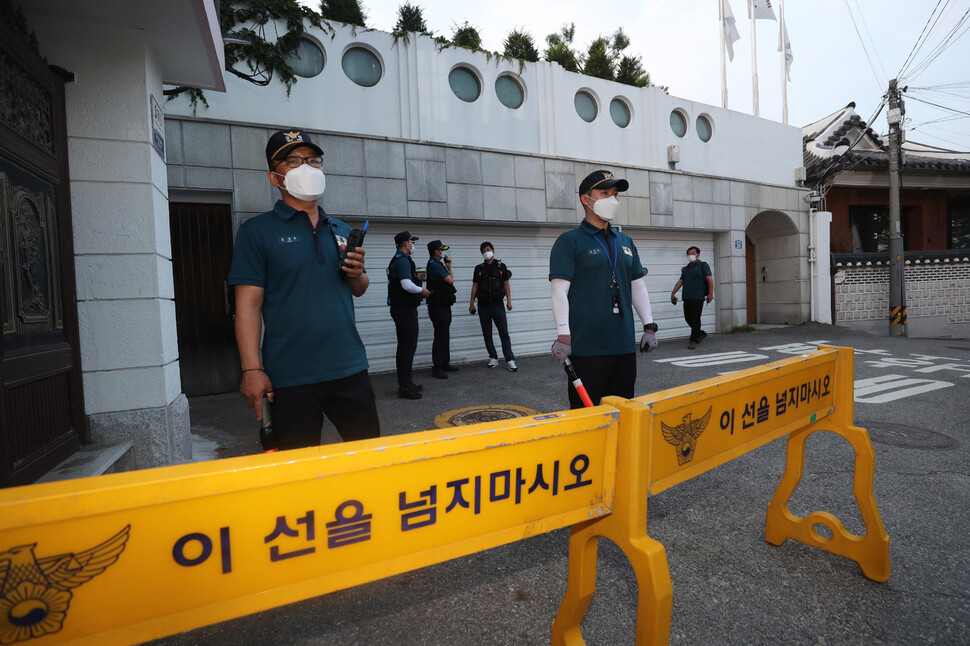 박원순 서울시장 실종 신고가 접수된 9일 오후 경찰이 서울 종로구 가회동 서울시장 공관 앞을 지키고 있다. 박종식 기자 anaki@hani.co.kr