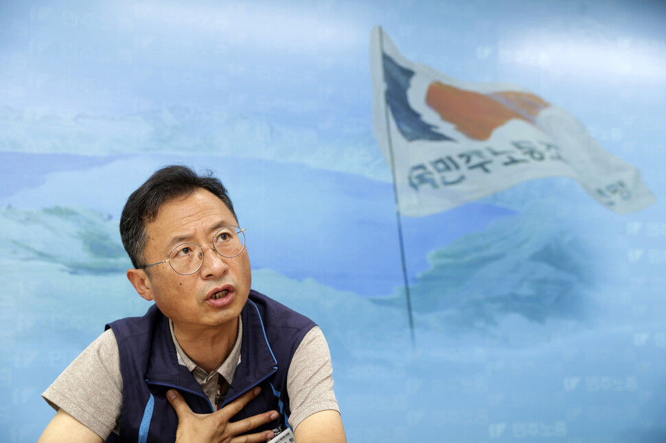 김명환 전국민주노동조합총연맹 위원장이 지난 12일 오후 서울 중구 민주노총 위원장실에서 사회적 대화와 그에 따른 내부 갈등 대책에 대해 이야기하고 있다. 김혜윤 기자 unique@hani.co.kr