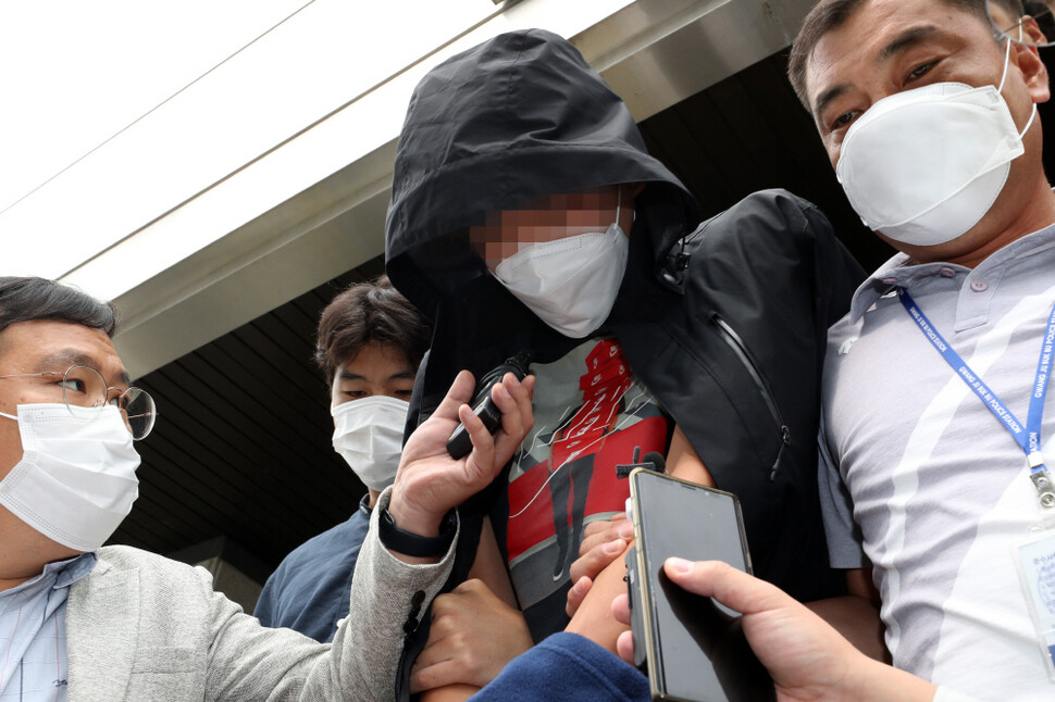한집에 사는 중학교 선배를 고문 수준으로 학대한 혐의(특수상해)를 받는 20대 남성이 17일 구속 전 피의자 심문(영장실질심사)에 출석하고자 광주 북부경찰서를 나서고 있다. 경찰은 공범인 이 남성의 여자친구도 같은 혐의로 체포해 구속영장을 신청했다. 연합뉴스