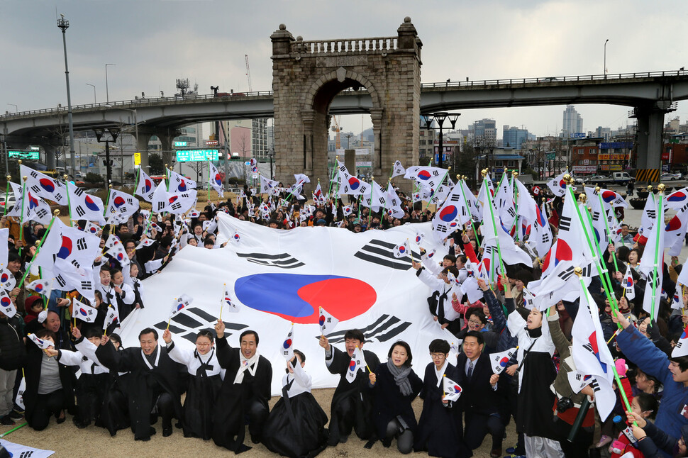 삼일절 만세운동 재현 모습. &lt;한겨레&gt; 자료사진