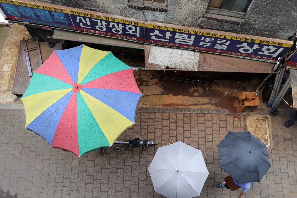 전국이 흐리고 대부분 지역에서 산발적으로 비가 내리고 있는 28일 오후 서울 종로구 세운상가 일대에서 시민이 우산을 쓴 채 길을 걷고 있다. 연합뉴스
