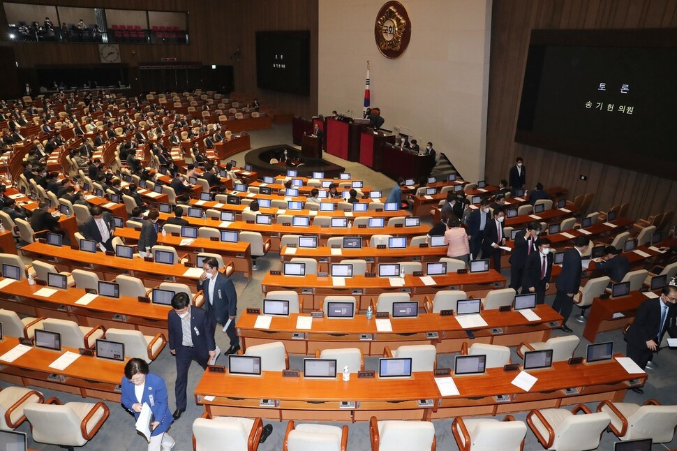 30일 오후 국회 본회의에서 주택임대차보호법과 상가건물 임대차보호법 개정안 투표를 앞두고, 송기헌 더불어민주당 의원의 토론 순서에 미래통합당 의원들이 퇴장하고 있다. 강창광 선임기자 chang@hani.co.kr