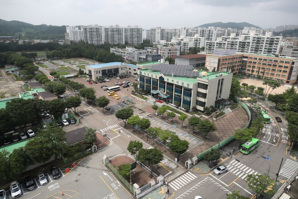 정부가 공공 재건축 제도를 도입하고 서울 노원구 태릉골프장과 강남구 서울의료원 부지 등 신규부지 발굴 및 확장 등을 통해 수도권에 총 13만2천가구의 주택을 추가 공급한다고 4일 발표했다. 도심 내 군 부지와 공공기관 이전·유휴부지 및 미매각 부지 등도 발굴해 신규택지로 공급한다. 사진은 3천500가구가 공급될 예정인 서울 마포구 상암동 서부면허시험장 부지. 연합뉴스