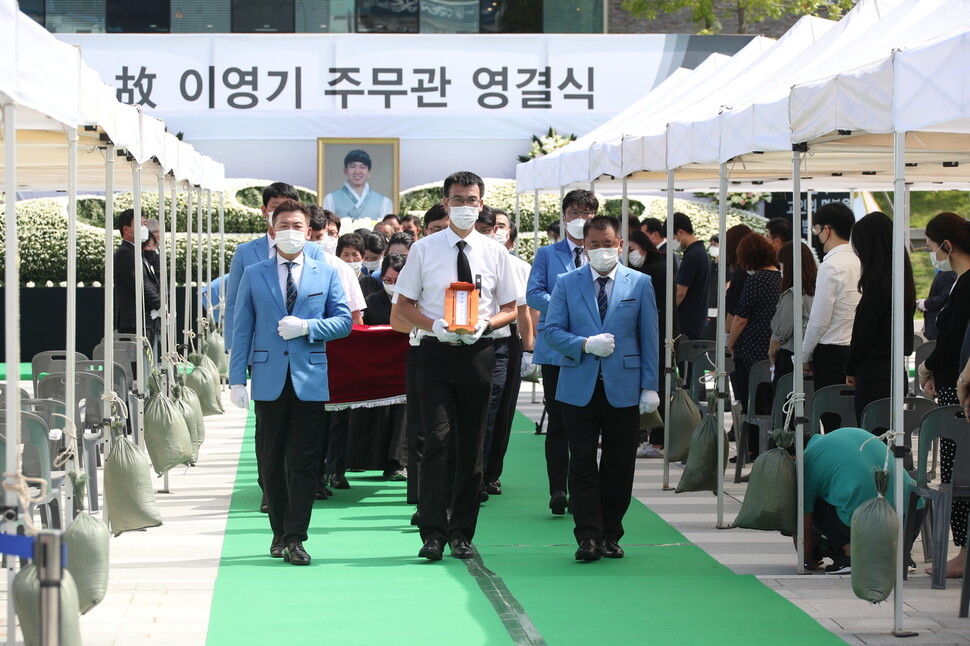 강원도 춘천 의암호 선박 전복사고로 순직한 고 이영기 주무관의 영결식이 18일 춘천시청 앞 광장에서 춘천시청장으로 엄수됐다.춘천시 제공