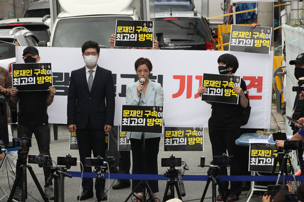 강연재 사랑제일교회 자문변호사가 17일 오전 서울 성북구 사랑제일교회로 들어가는 골목길에서 열린 서울시의 전광훈 목사 고발 관련 기자회견에서 전 목사의 자가격리 의무 위반 반박, 허위사실 유포 등을 주장하고 있다. 김봉규 선임기자 bong9@hani.co.kr