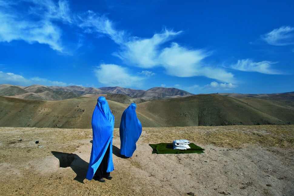 아프가니스탄 바다흐산주의 산비탈에서 분만을 준비하는 아프가니스탄 여성 누르 니사. 2019년 11월. 사진 린지 아다리오, 문학동네 제공