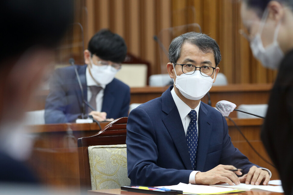 이흥구 대법관 후보자가 2일 오전 서울 여의도 국회에서 열린 인사청문회에 출석, 의원 질문에 답변하고 있다. 연합뉴스.