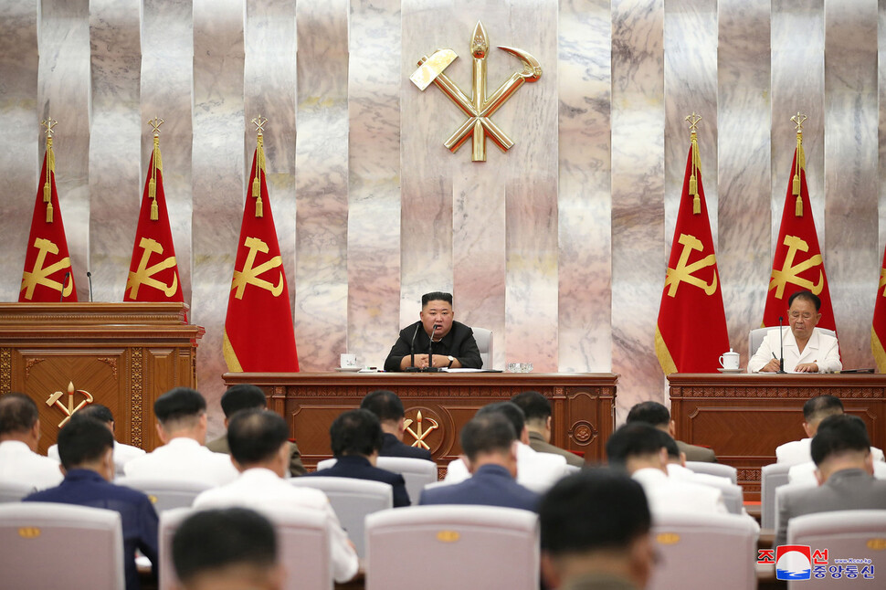김정은 위원장이 8일 노동당 중앙군사위 7기6차 확대회의를 열어 태풍 마이삭으로 큰 피해를 본 함경남도 검덕지구 피해 복구 대책을 논의했다고 &lt;노동신문&gt;이 9일 보도했다. 조선중앙통신 연합뉴스
