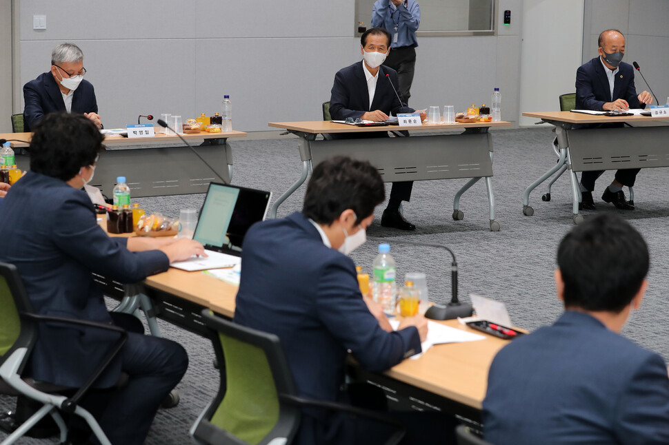 강원도는 9일 오전 강원연구원 대회의실에서 최문순 강원지사와 박영일 강원연구원장 등이 참석한 가운데 ‘인공태양 핵심기술 연구단지 조성 착수 보고회’를 열었다. 강원도 제공