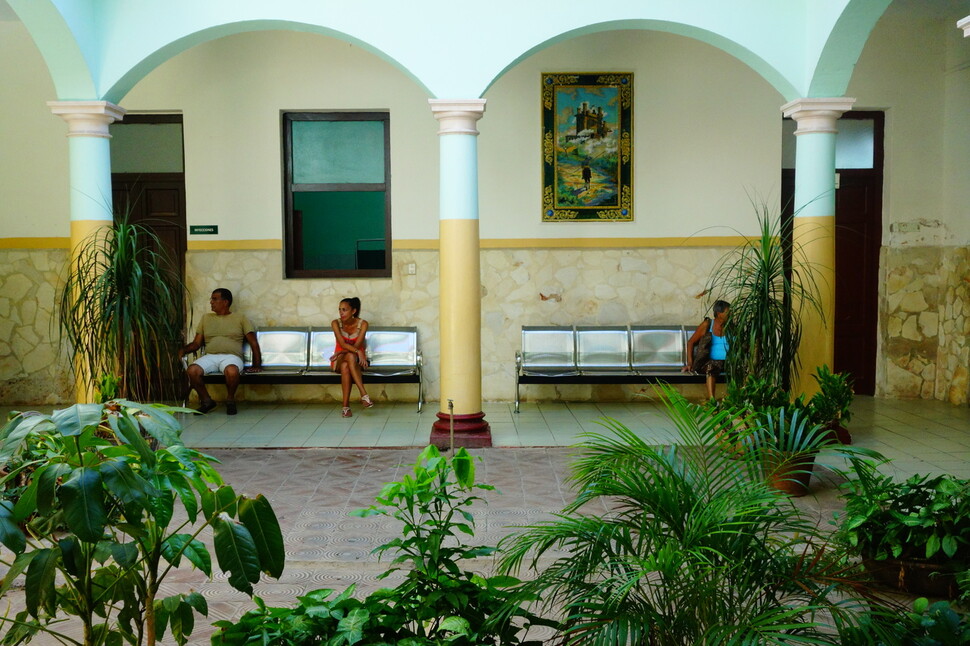 가족주치의 진료소 다음 단계 의료시설인 ‘폴리클리니코’에서 주민들이 진료를 기다리고 있다. 김해완 제공