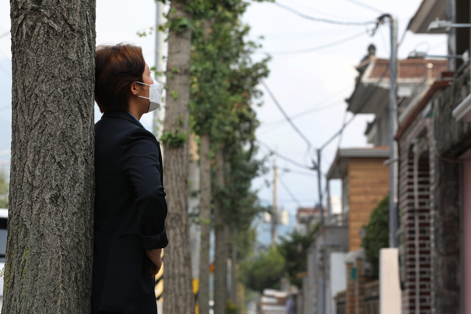경찰관인 원도 작가가 근무지 인근의 한 거리에 서 있다. 장철규 선임기자 chang21@hani.co.kr