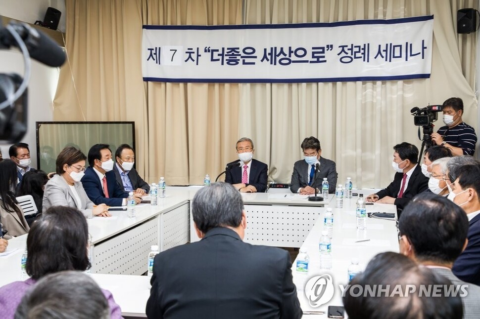 김종인 비대위원장이 10월 8일 오후 서울 마포구에서 열린 '더 좋은 세상으로(마포 포럼)' 세미나에서 강연하고 있다. 연합뉴스