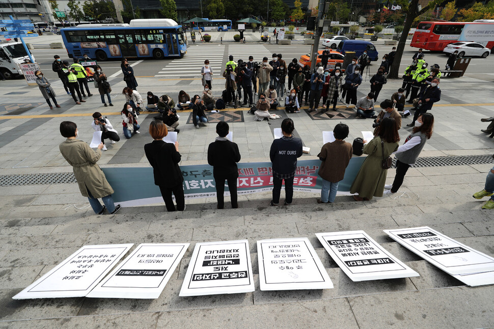 낙태죄 전면 폐지를 촉구하는 천주교 신자 기자회견이 14일 오전 서울 종로구 세종로 세종문화회관 앞 계단에서 열려 참석자들이 낙태죄의 전면 폐지를 적극 지지한다고 밝히고 있다. 이종근 선임기자 root2@hani.co.kr