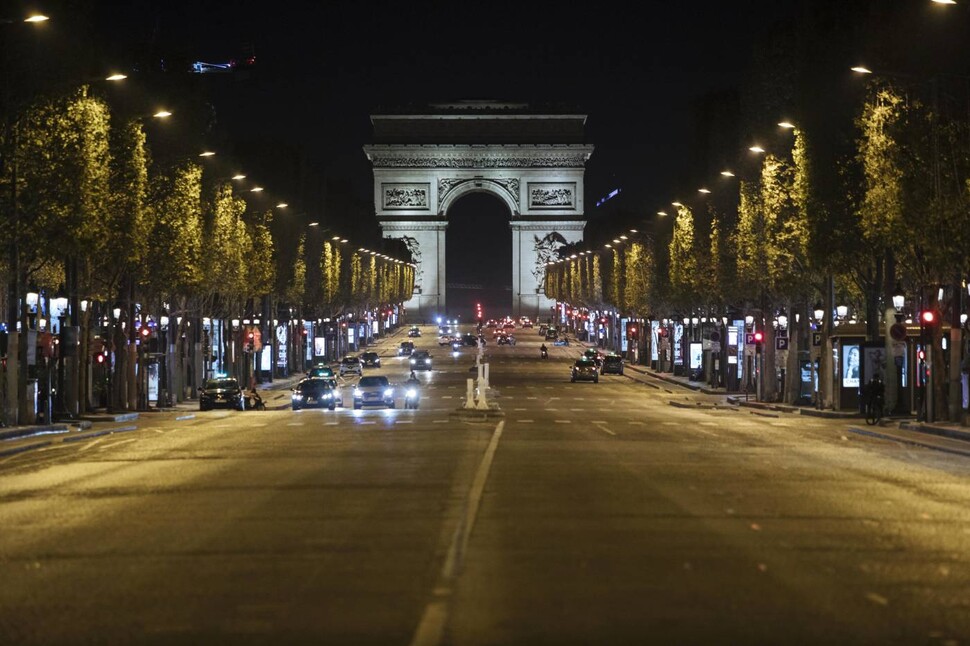 적막 흐르는 파리의 밤…코로나 재확산으로 ‘야간 통행금지’