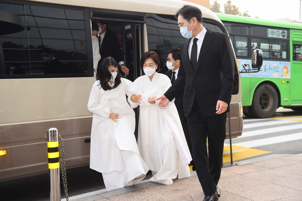 고 이건희 삼성그룹 회장의 영결식이 열렸던 28일, 홍라희(가운데) 전 리움미술관장과 이재용 삼성전자 부회장, 이부진(왼쪽) 호텔신라 사장 등 유족들이 참석하고 있다. 연합뉴스