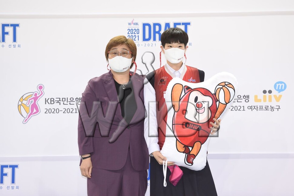 여자프로농구 부산 BNK가 4일 청주체육관에서 열린 2020~2021 한국여자농구연맹(WKBL) 신인 드래프트에서 전체 1순위 지명권을 얻어 숙명여고의 센터 문지영을 지명했다. 사진은 BNK 유영주 감독과 1순위 지명된 문지영. WKBL 제공