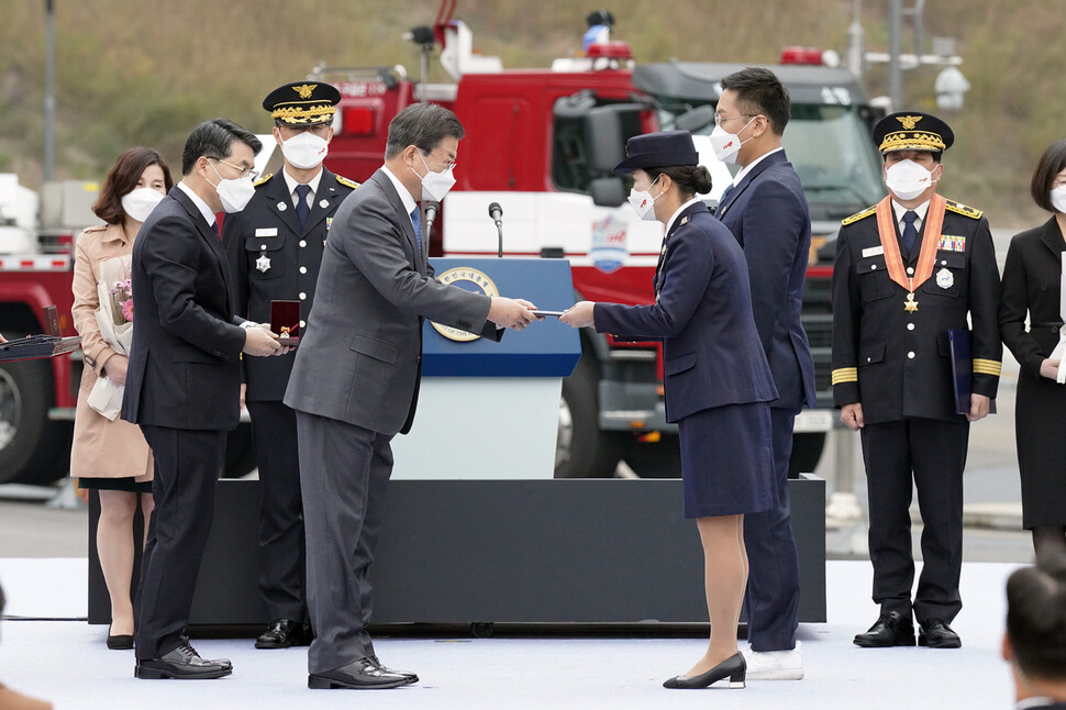 문재인 대통령이 6일 오전 충남 공주시 중앙소방학교 화재진압훈련장에서 열린 제58주년 소방의 날 기념식에서 유공자 포상을 하고 있다. 공주/청와대사진기자단