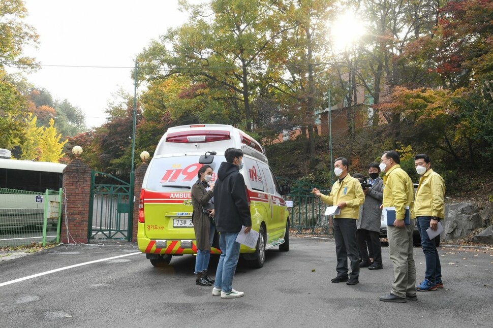 지난달 25일 이항진 여주시장 등 관계 공무원들이 코로나19에 집단감염된 장애인 요양시설인 ‘라파엘의집’ 앞에서 상황을 파악하고 있다. 여주시 제공 지난달 25일 이항진 여주시장 등 관계 공무원들이 코로나19에 집단감염된 장애인 요양시설인 ‘라파엘의집’ 앞에서 상황을 파악하고 있다. 여주시 제공