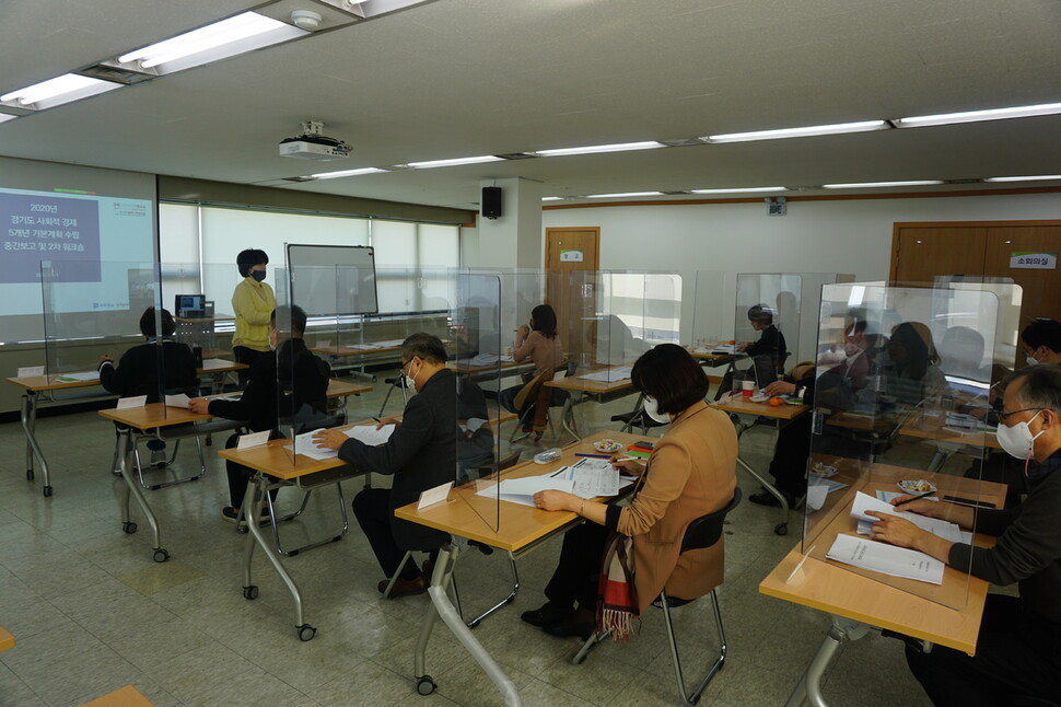 10일 오후 경기도 부천시 경기도사회적경제센터에서 ‘경기도 사회적경제 5개년 기본계획 수립 연구 중간보고회’가 열렸다. 이날 행사에는 경기도 사회적경제 담당 공무원을 비롯한 사회적경제 전문가 및 이해관계자 25명이 참여해 사회적경제 중장기 발전 전략에 대해 논의했다.