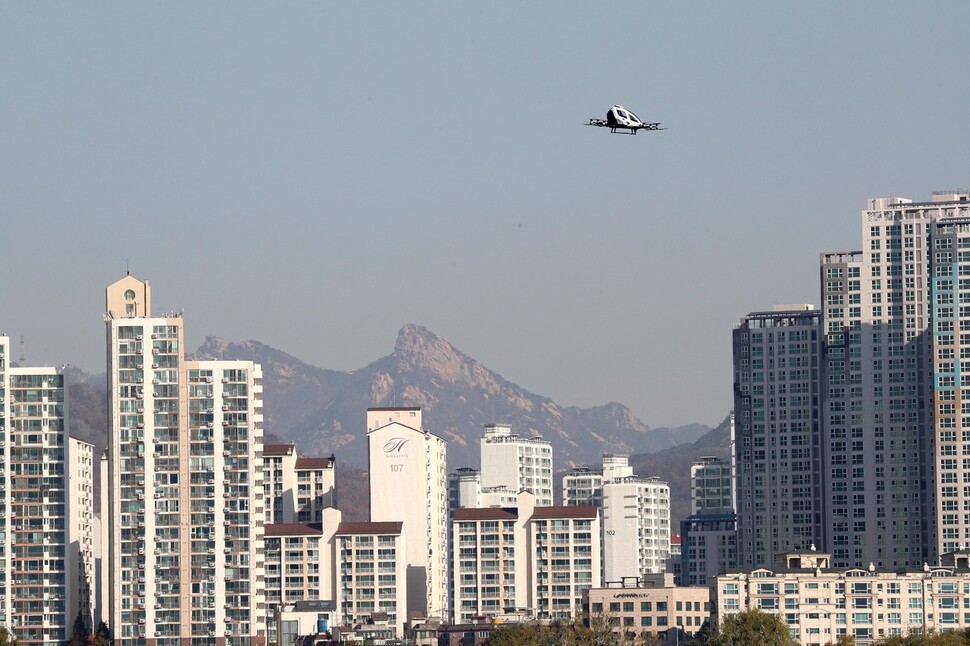 11일 오전 서울 여의도 한강공원 물빛무대 주변에서 서울시와 국토교통부가 함께 연 도심항공교통 기술 실증 행사에서 드론택시 ‘이항216'이 시험비행을 하고 있다. 김봉규 선임기자 bong9@hani.co.kr