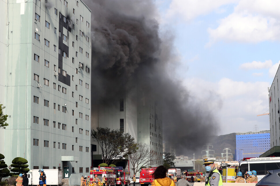 지난 4월21일 대규모 화재가 발생한 경기도 군포시 부곡동 물류터미널에서 연기가 피어오르고 있다. 함부로 버린 담배꽁초로 일어난 것으로 추정됐던 이 화재는 26시간가량이나 지속해 629억원 재산피해를 낸 것으로 집계됐다. 연합뉴스