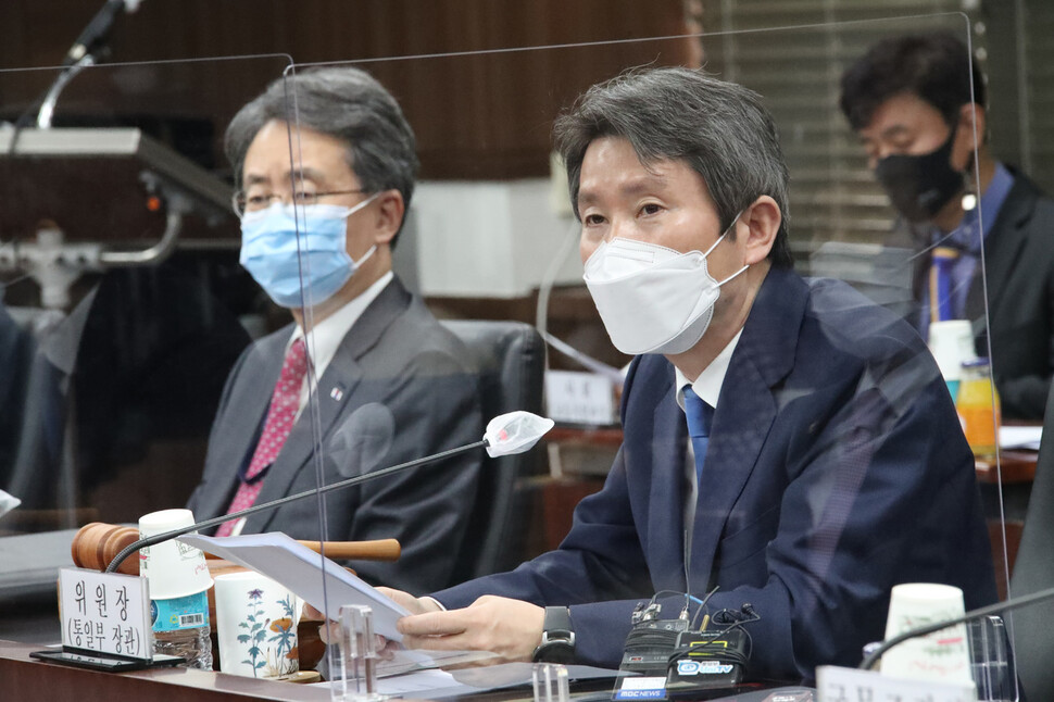 이인영 통일부 장관이 16일 정부서울청사 통일부 대회의실에서 열린 제317차 남북교류협력추진협의회를 주재하며 남북관계 개선 의지를 거듭 밝히고 있다. 왼쪽은 김현종 청와대 국가안보실 2차장. 연합뉴스