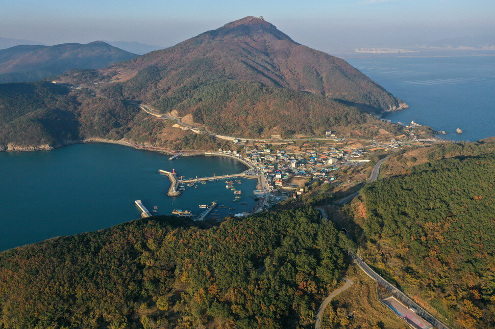 국무총리실 산하 김해신공항 검증위원회는 17일 타당성 검증 결과 발표를 통해 “김해신공항안은 안전, 시설운영·수요, 환경, 소음 분야에서 상당 부분 보완이 필요하고 미래변화에 대응하기 어렵다”며 “김해신공항 추진은 근본적인 검토가 필요하다”고 밝혔다. 사진은 지난 16일 부산 가덕도 모습. 연합뉴스