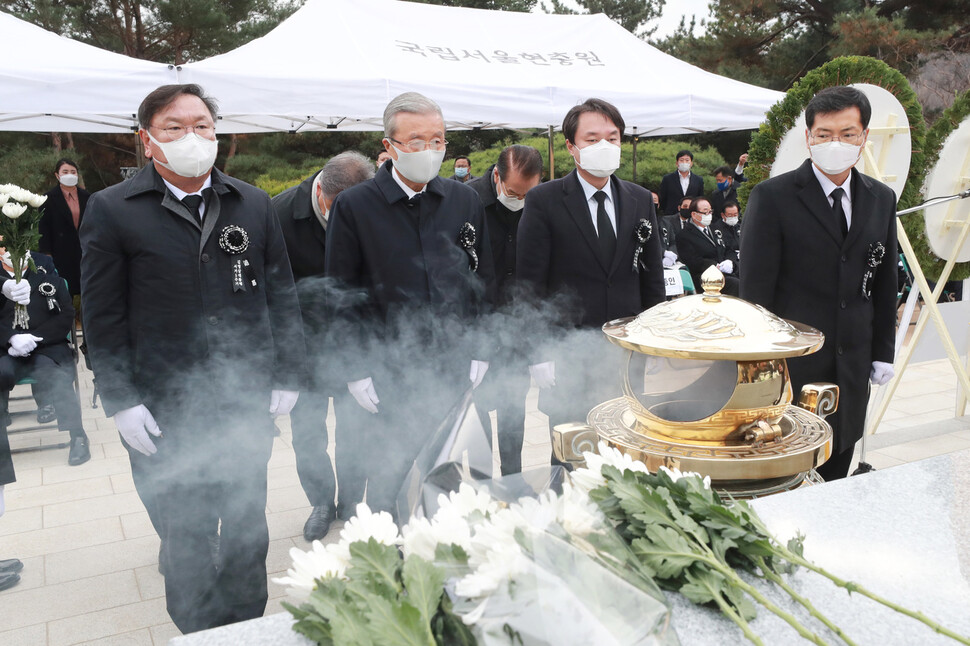 김태년 더불어민주당 원내대표(왼쪽부터), 김종인 국민의힘 비대위원장, 김종철 정의당 대표가 20일 오후 서울 동작구 국립서울현충원에서 열린 고 김영삼 전 대통령 서거 5주기 추모식에서 헌화분향을 하고 있다. 국회사진기자단