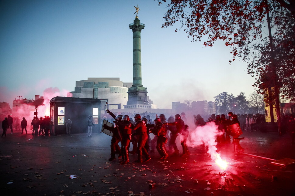 프랑스 시민들, ‘보안법’ 강행에 저항 시위…경찰, 최루가스 발포