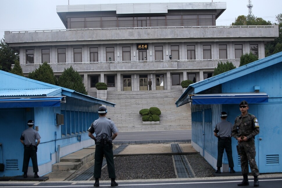 판문점 공동경비구역(JSA)에서 남북한 군인들이 마주 보며 대치하고 있다. 박경만 기자