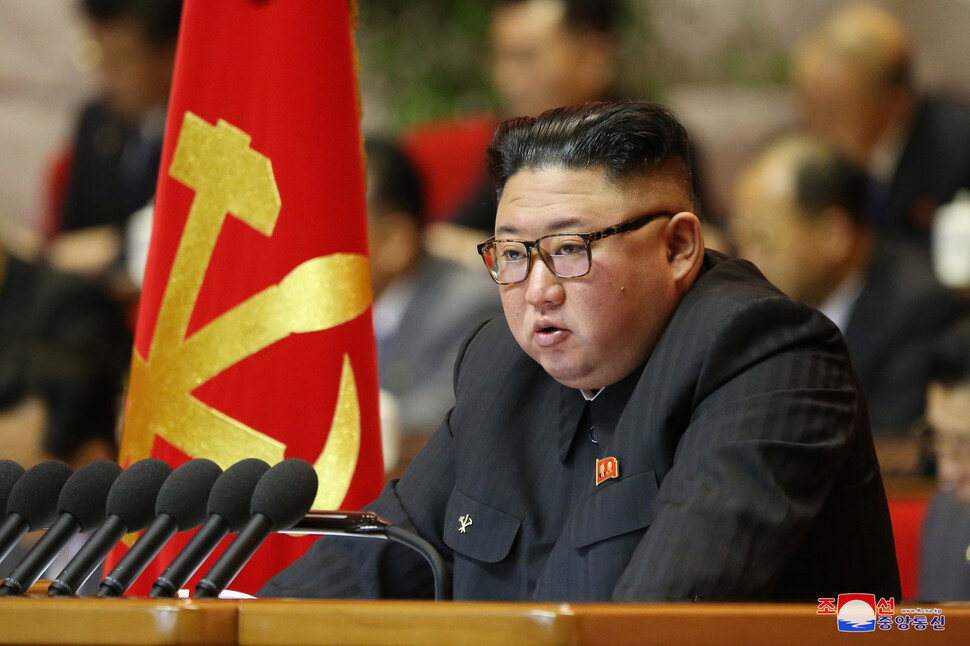 김정은 조선노동당 위원장이 6일 노동당 제8차 대회 이틀째 회의에서 사업총화보고를 했다고 &lt;노동신문&gt;과 &lt;조선중앙통신&gt;이 7일 보도했다. 김 위원장의 “사업총화보고는 (7일에도) 계속된다”고 &lt;노동신문&gt;은 전했다. &lt;조선중앙통신&gt; 연합뉴스