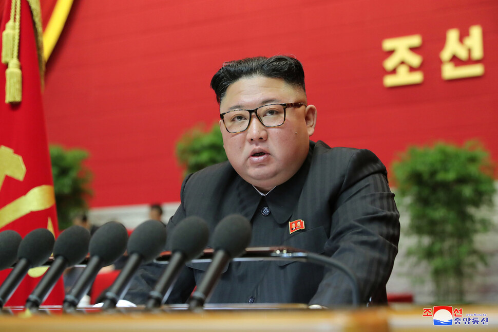 김정은 조선노동당 위원장이 8일 노동당 8차 대회 나흘째 회의에서 발언을 하는 모습. &lt;조선중앙통신&gt; 연합뉴스