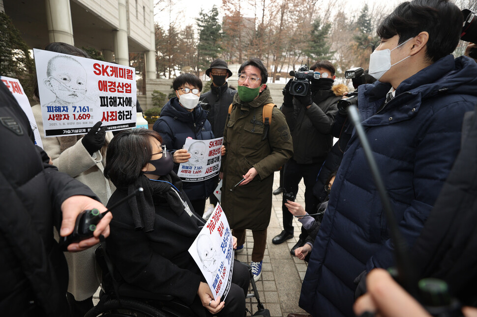 가습기살균제참사전국네트워크 관계자들 및 피해자들이 12일 오후 서울 서초구 중앙지법 앞에서 '가습기 메이트'를 인체에 유독한 물질로 제조 및 판매한 SK케미칼, 애경산업 피고인들의 첫 공판에 앞서 피켓 시위를 하던 중 법원 관계자들에 의해 저지당하고 있다. 연합뉴스