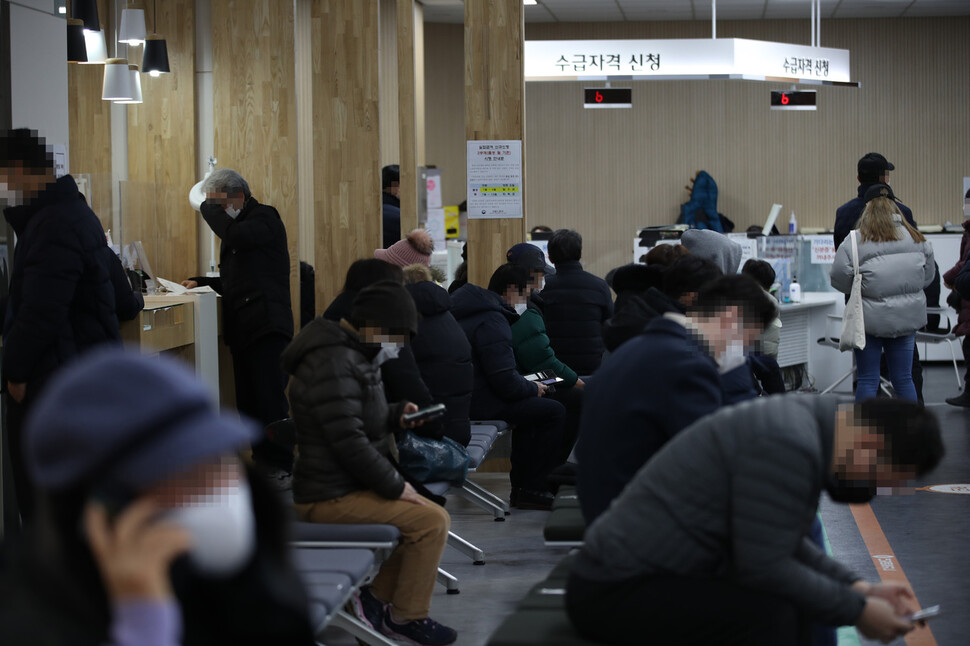 고용노동부 서울남부고용센터가 실업급여 수급자격 신청 등을 위한 시민들로 붐비는 모습. 연합뉴스